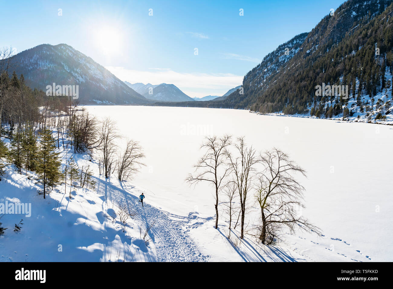 Deutschland, Bayern, aus der Vogelperspektive Mann im Winter Landschaft läuft Stockfoto