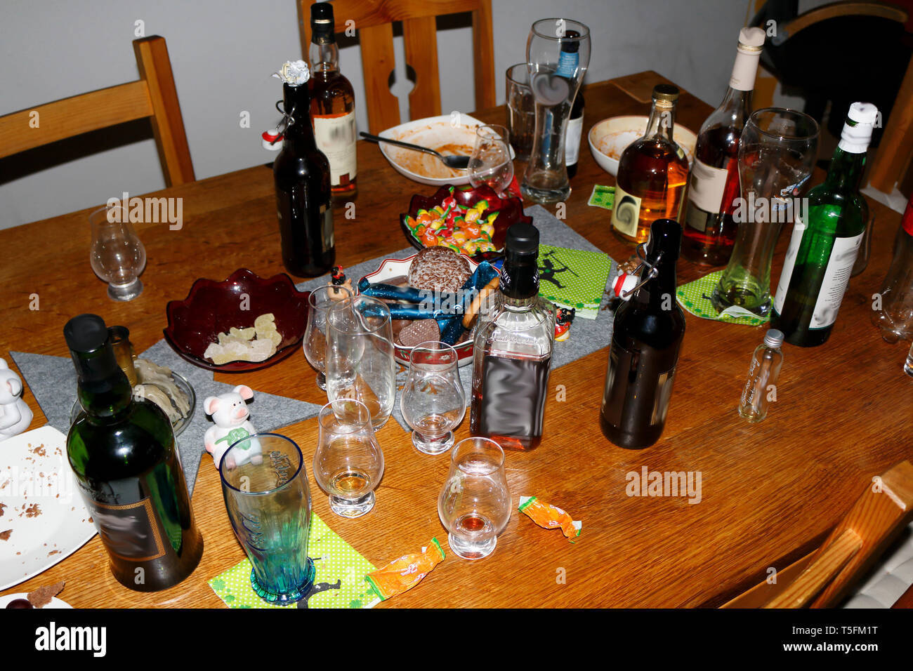 Reste vom Essen und leere Gläser, am gedeckten Tisch, am Morgen nach der Party Stockfoto