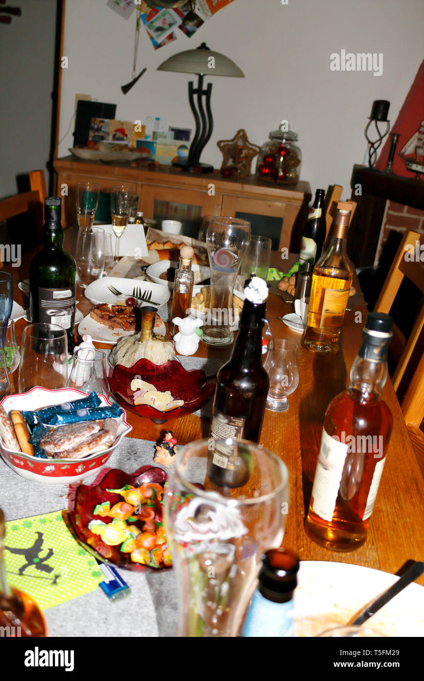 Tisch, nach der Party, Flaschen Stockfotografie - Alamy