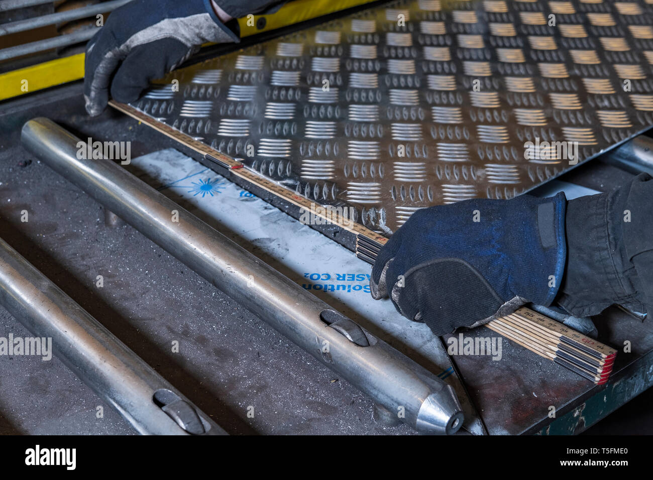 Zwei Hände mit Stahl aus Stahl und ein Messer. Stockfoto