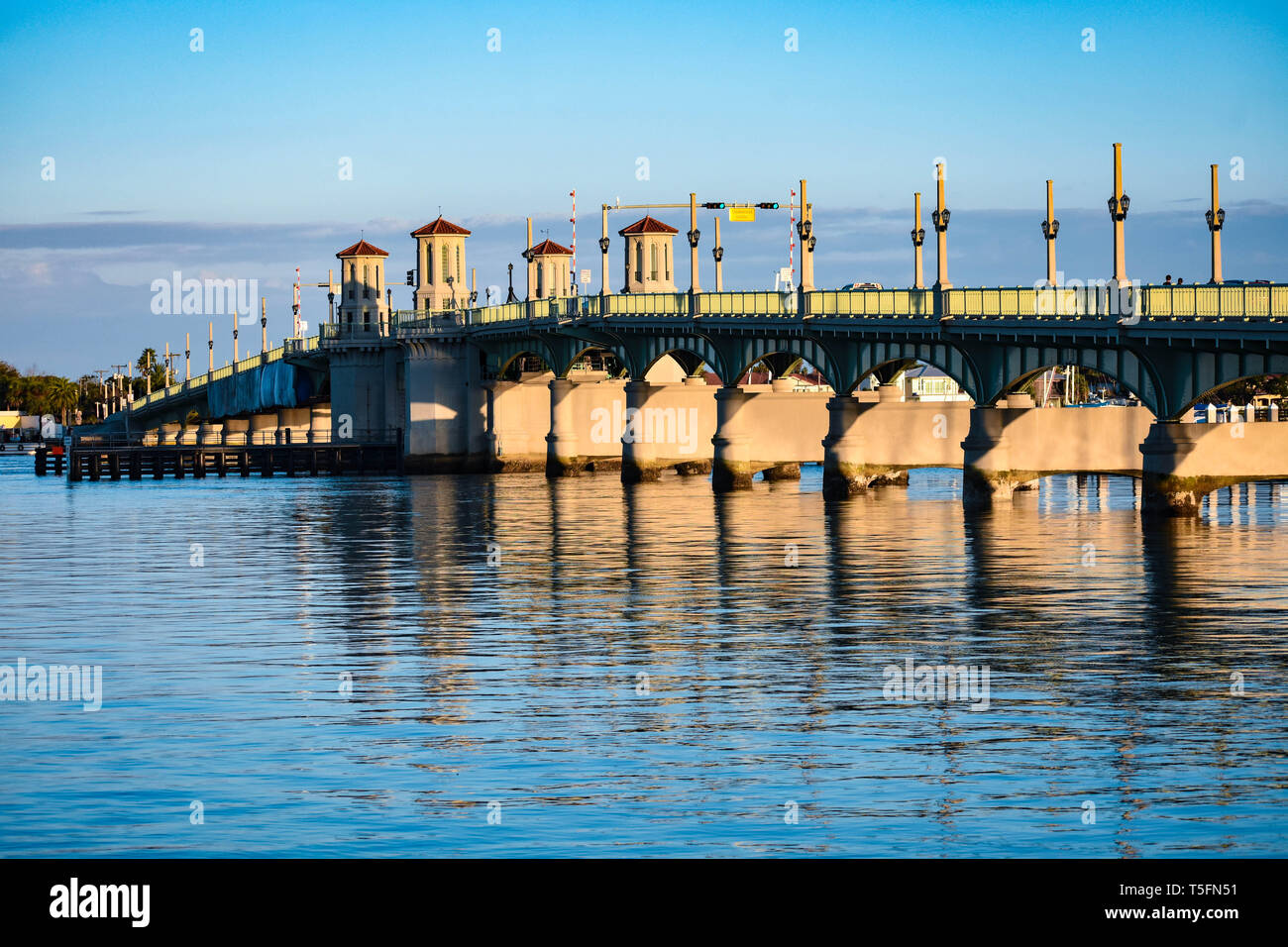 St. Augustine, Florida. Januar 26, 2019. Brücke von Löwen in der Altstadt an der schönen Himmel Hintergrund in Florida's historische Küste (3) Stockfoto