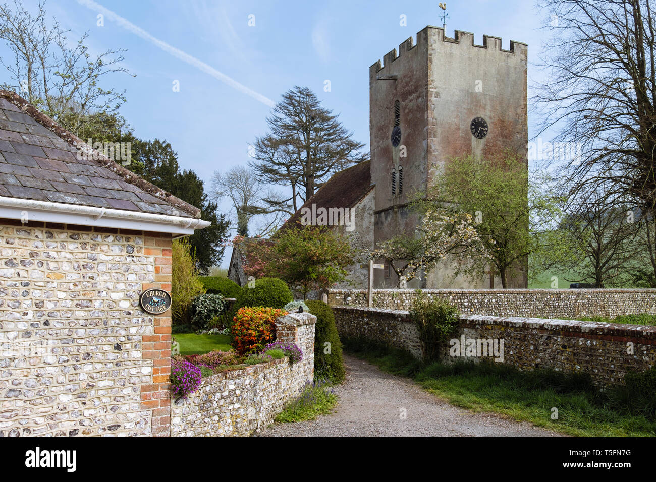 Pfad zu der St Mary's Land Pfarrkirche mit Uhrturm in Dorf Singleton, Chichester, West Sussex, England, Großbritannien, Großbritannien Stockfoto