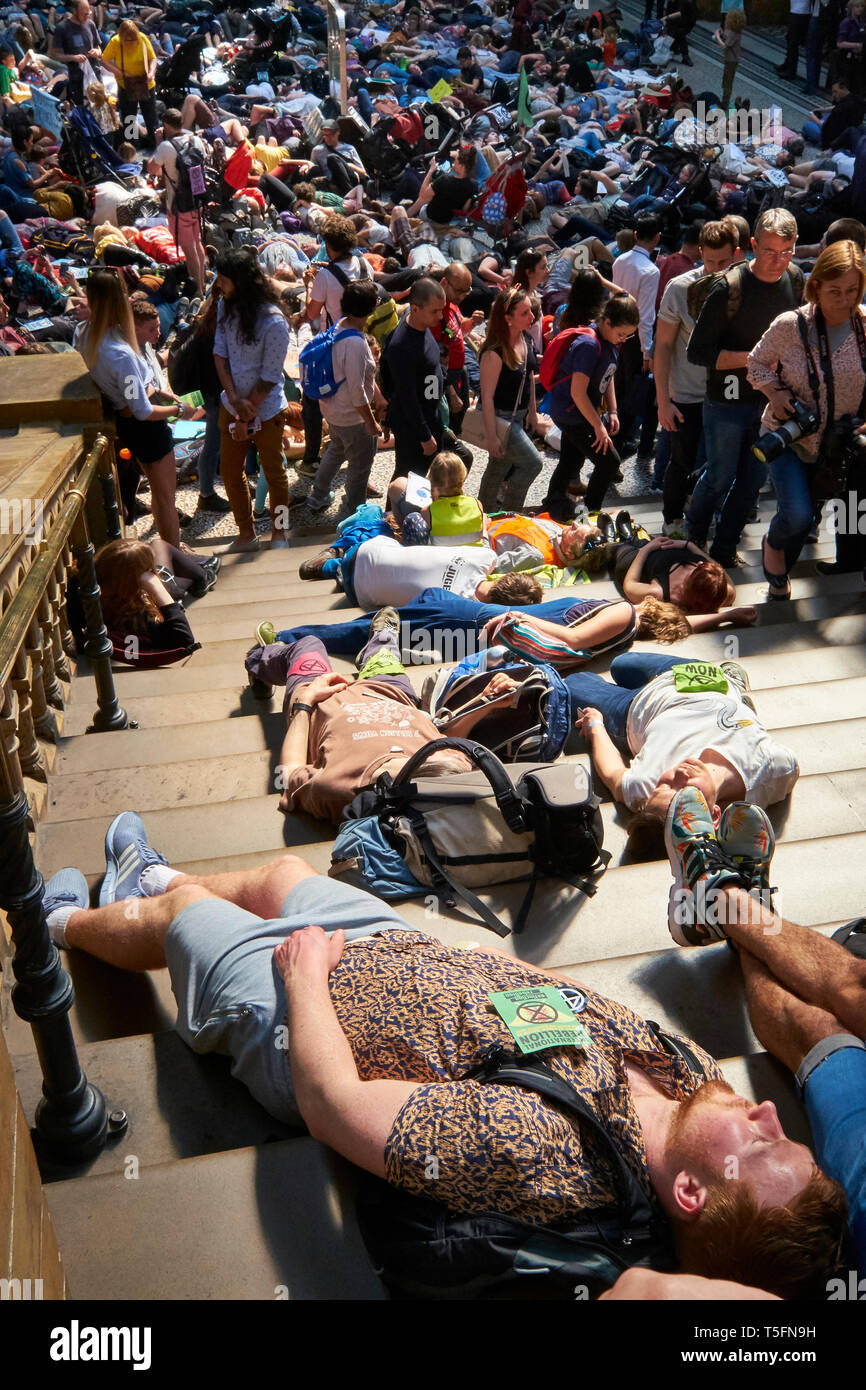 Als Teil des Aussterbens Rebellion Klimawandel Proteste, Familien sind die Inszenierung eines sterben durch auf dem Boden liegend am Natural History Museum Stockfoto