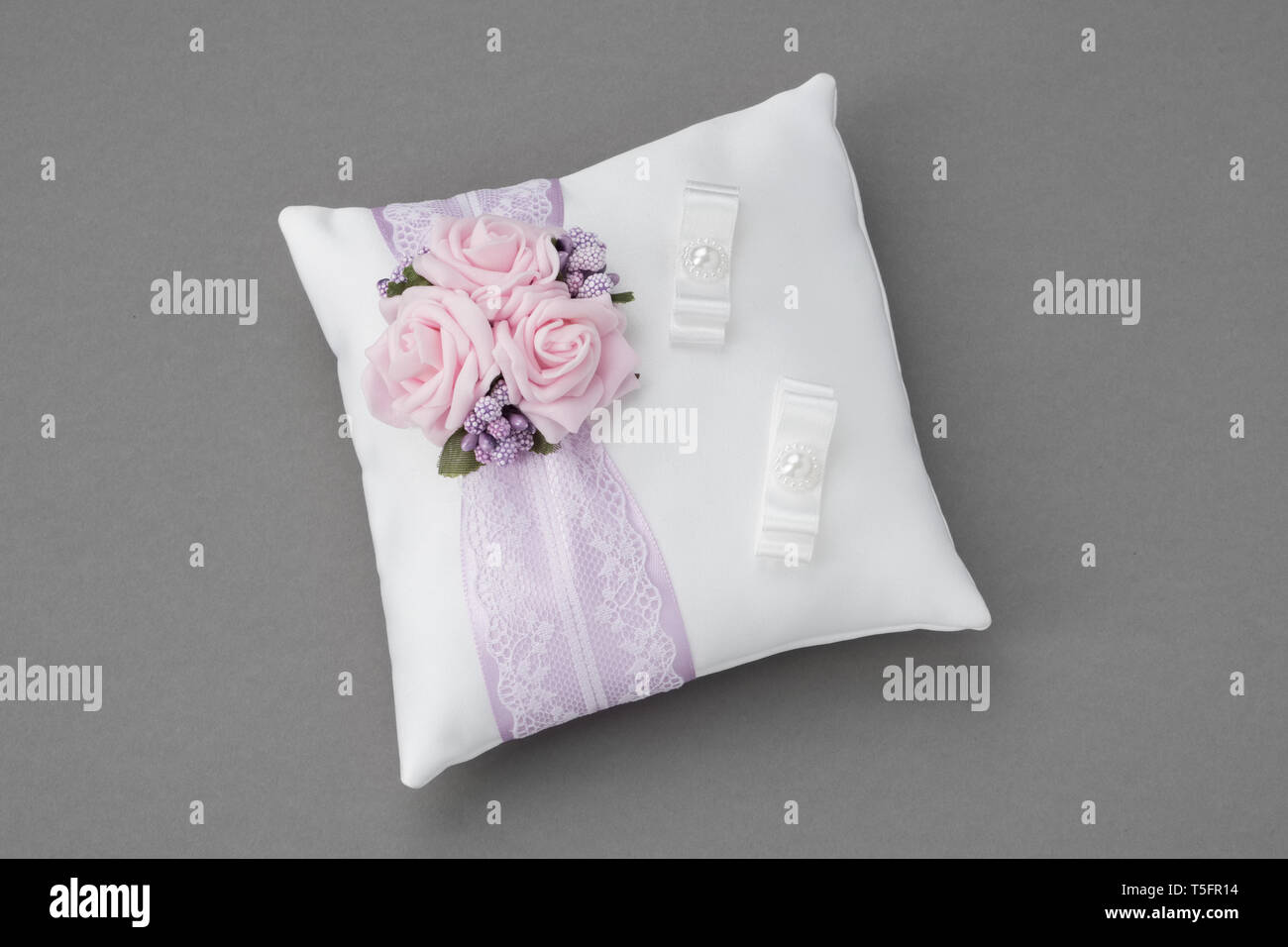 Hochzeit Kissen für Ringe mit rosa Rosen und Spitze verziert. Stockfoto