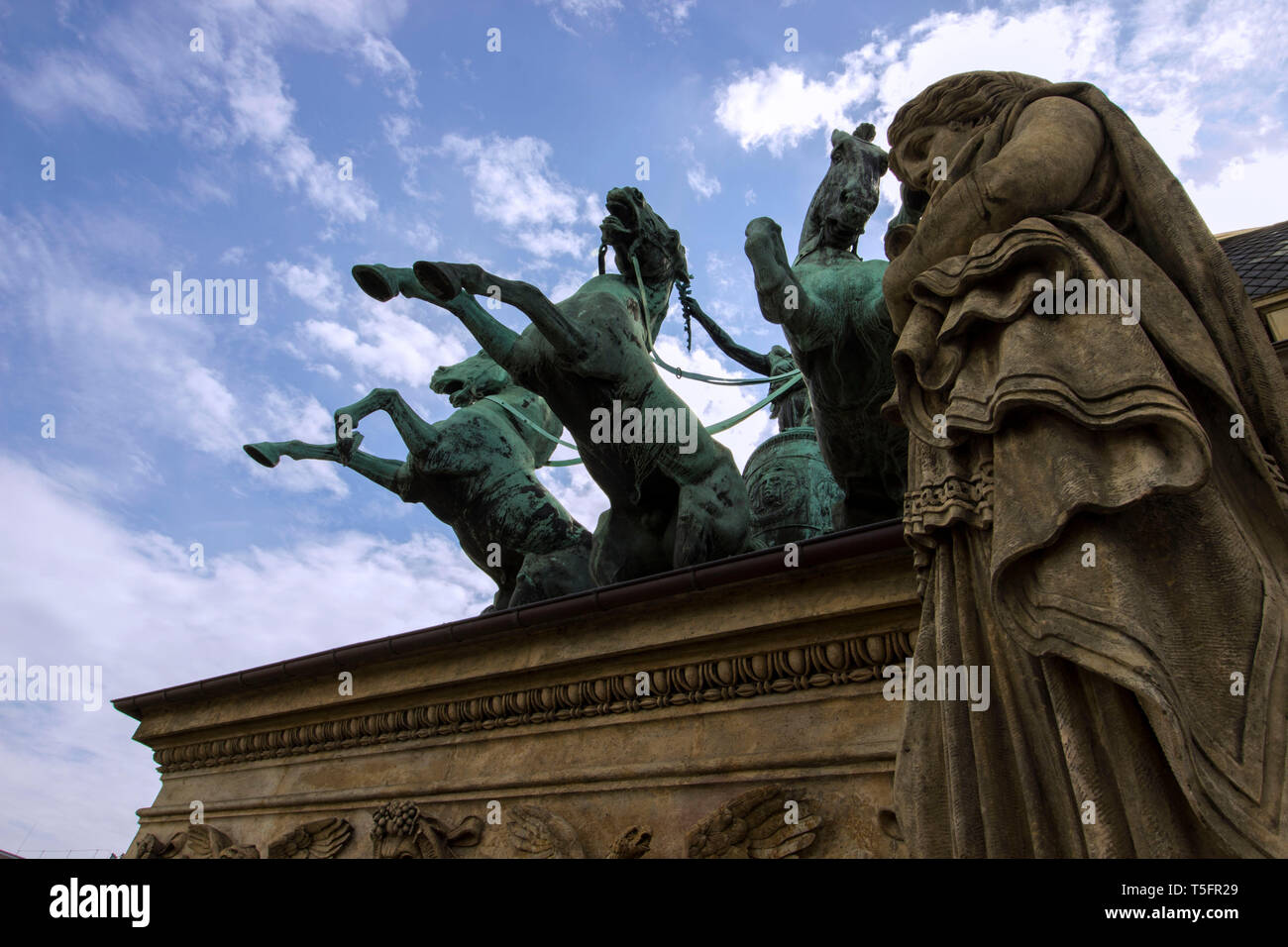 Narodni Divadlo - Statuen auf dem Dach Stockfoto