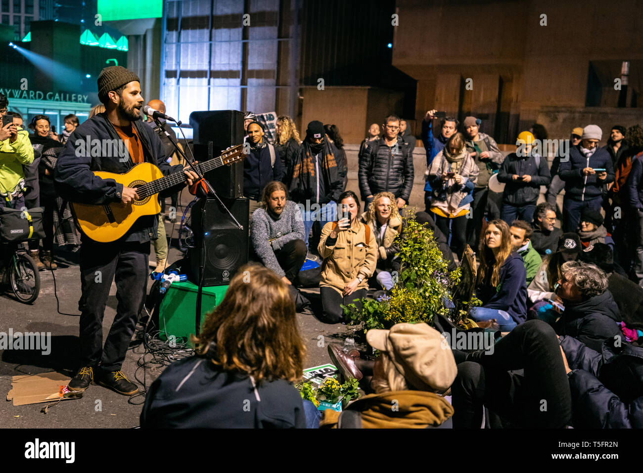 London, Großbritannien. 17 Apr, 2019. Nick Mulvey spielt zum Aussterben Rebellion Demonstranten auf der Waterloo Bridge in London. Quelle: Wladimir Morosow/akxmedi Stockfoto