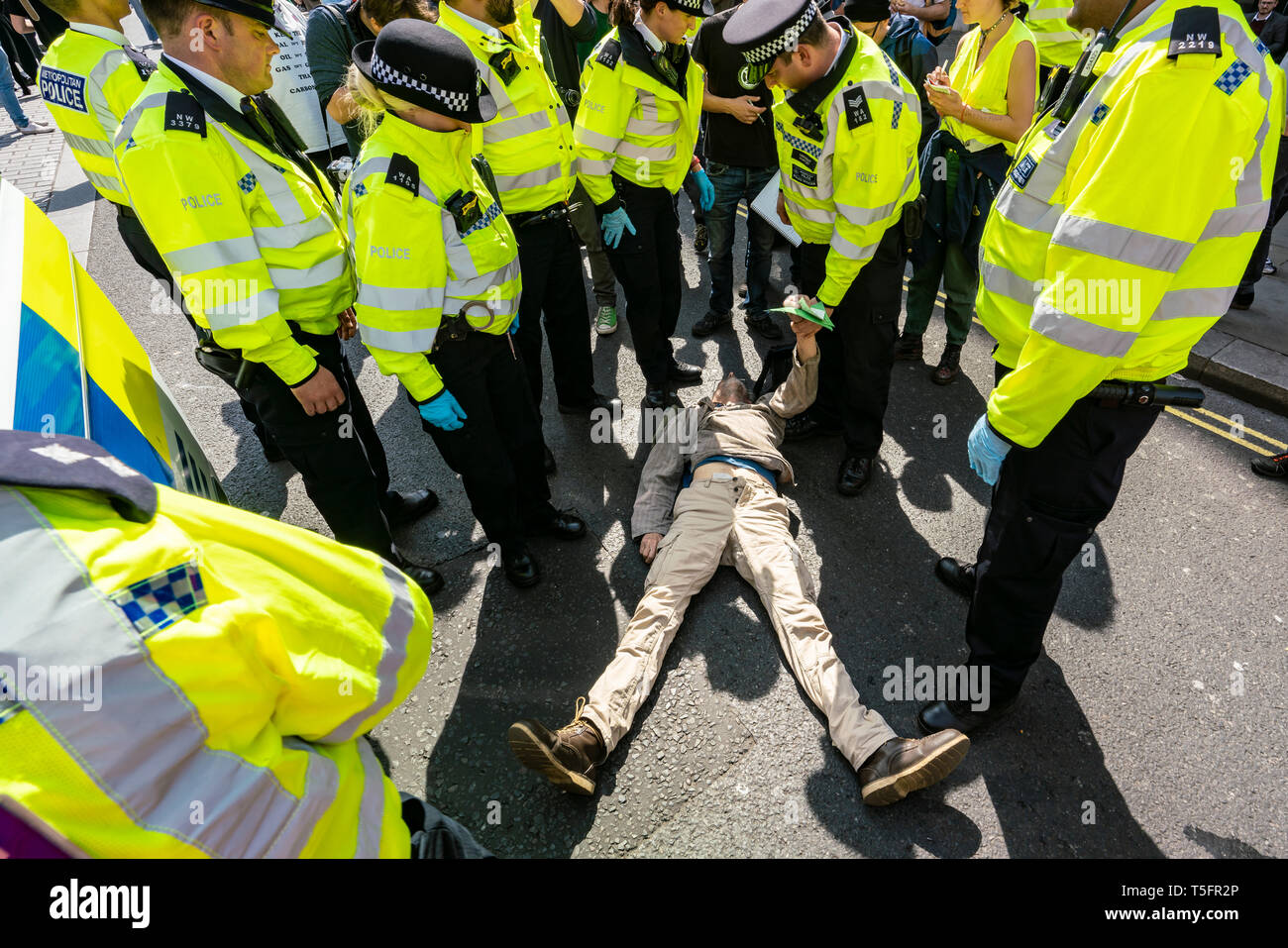London, Großbritannien. 17 Apr, 2019. Polizei nimmt ein Aussterben Rebellion Demonstrator in Oxford Circus in London. Quelle: Wladimir Morosow/akxmedia Stockfoto