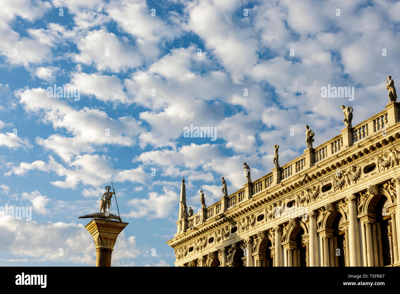 Die Säule der Hl. Theodoros der ersten Schutzheiligen von Venedig steht am Eingang der Piazzetta San Marco, Venedig Italien. Stockfoto