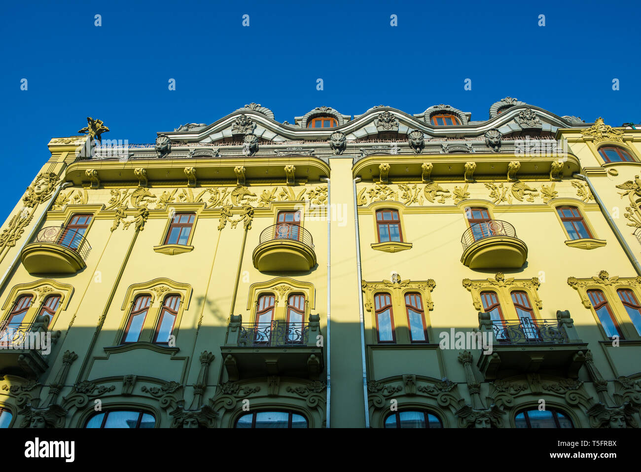 Ukraine, Odessa, gelbe Fassade des alten Gebäudes Stockfoto