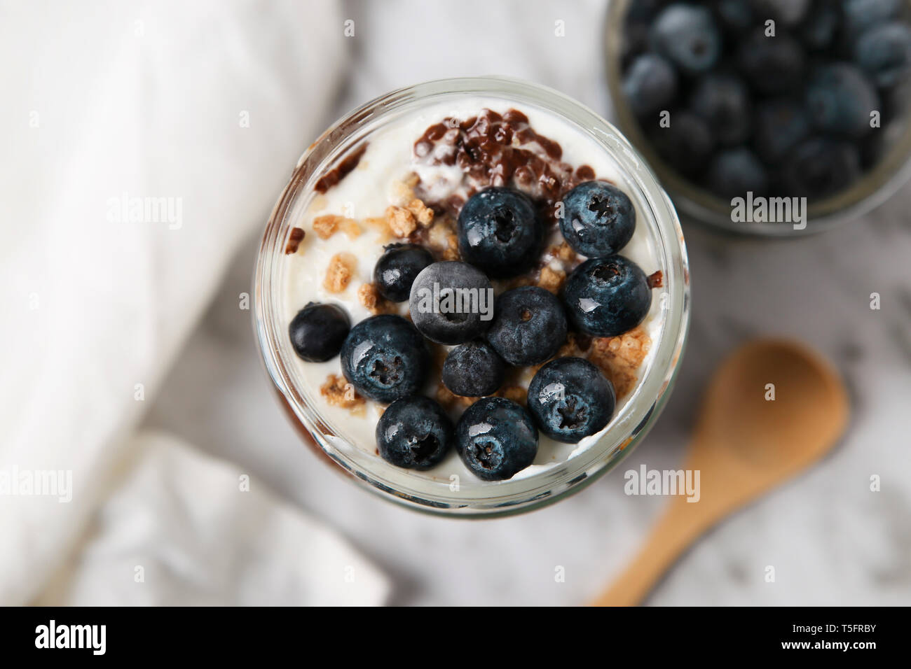 Jar von Chia pudding Parfait mit Schokolade und Joghurt mit Blaubeeren und Müsli Stockfoto