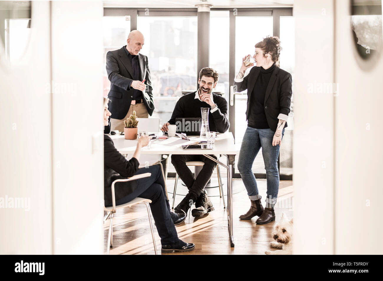 Geschäftsleute arbeiten entspannt zusammen in hellen Büro Stockfoto