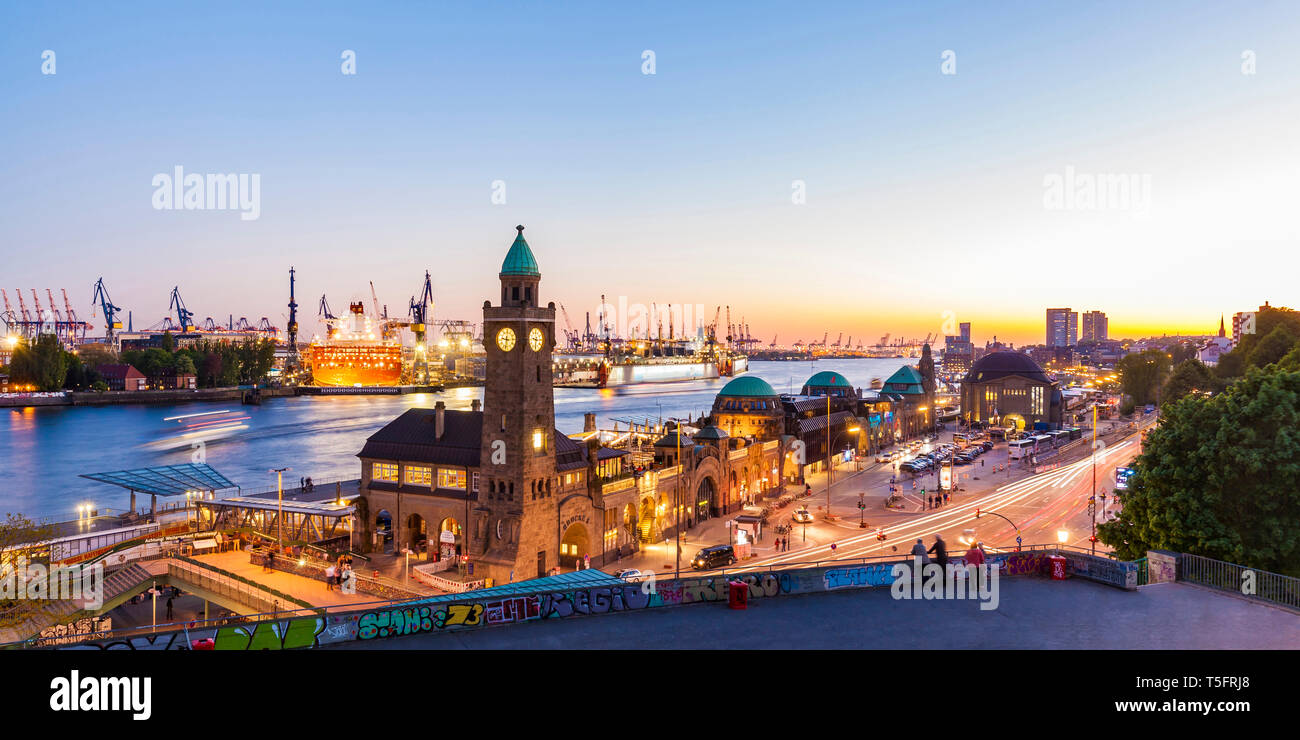 Deutschland, Hamburg, Hamburger Hafen und Landungsbrücken in der Dämmerung Stockfoto