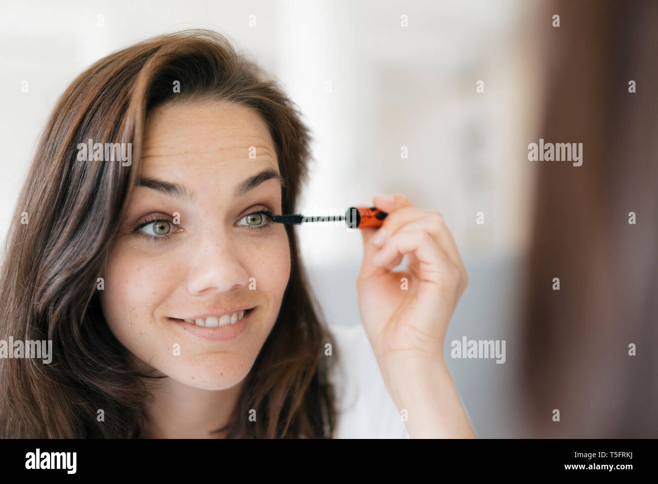 Hübsche Frau, die Anwendung von Make-up, mit Wimperntusche Stockfoto