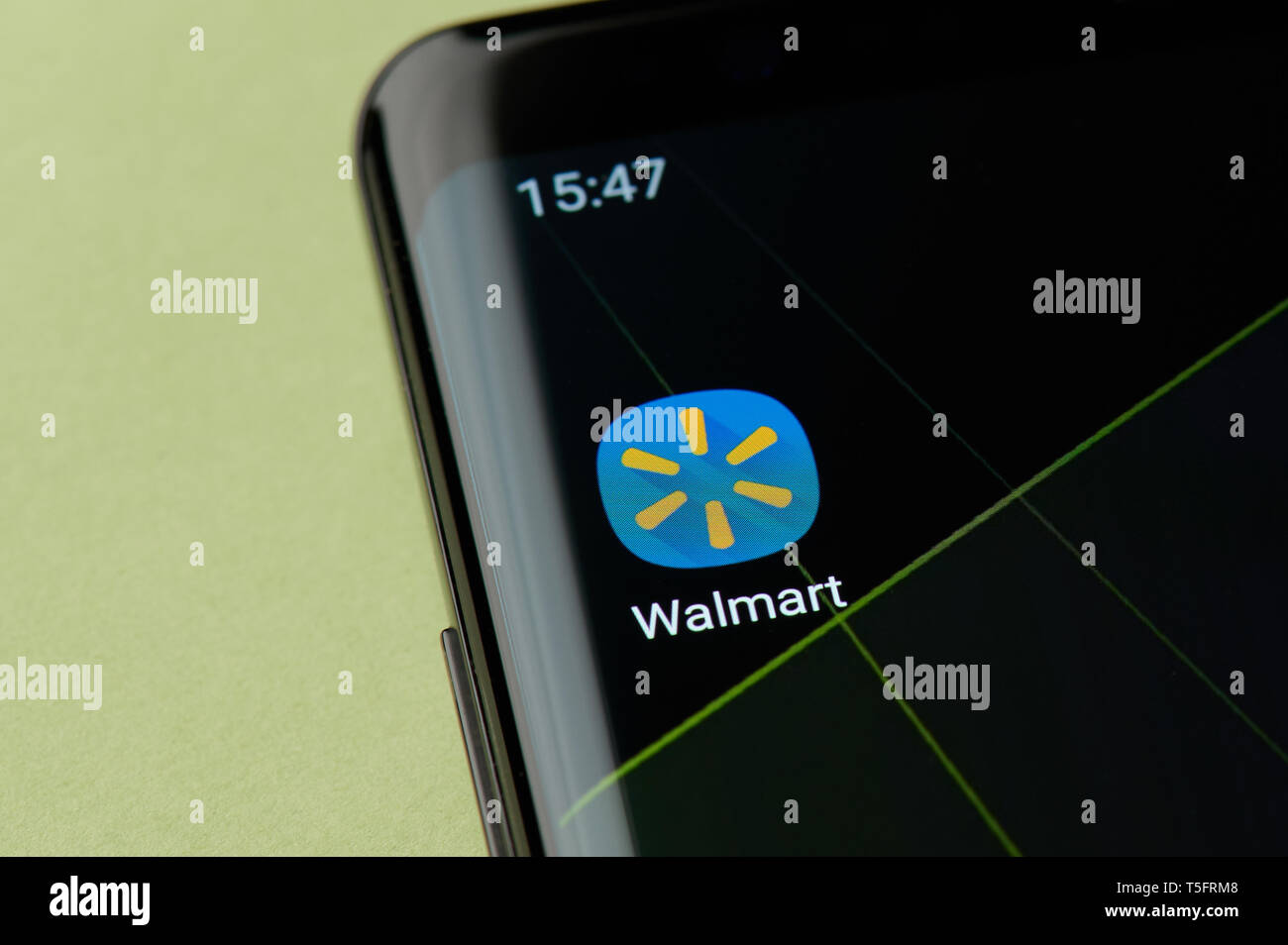 New York, USA - 22. April 2019: Wallmart shop Symbol Makro Blick auf den Bildschirm des Smartphones desktop Stockfoto