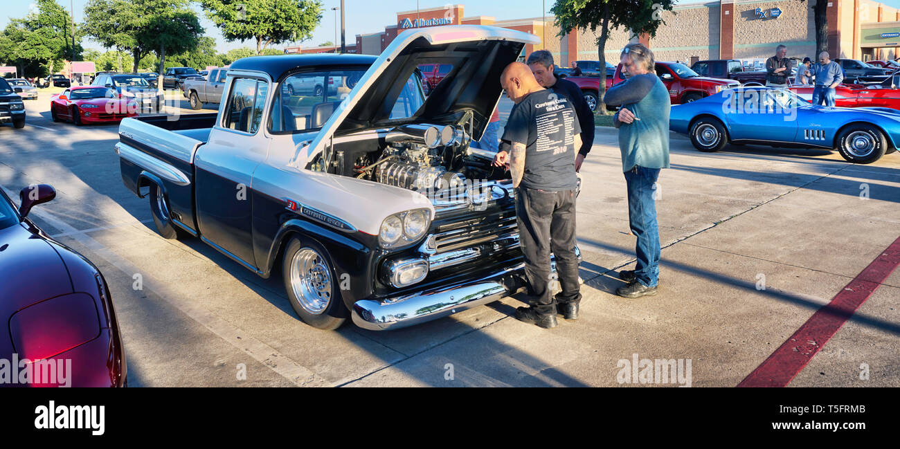 Kennedale, Texas - April 19,2019 Freitag Nacht classic car und Hot Rod show in Kennedale, Texas mit Menschen auf der Suche nach einem Hot Rod Truck.. Stockfoto
