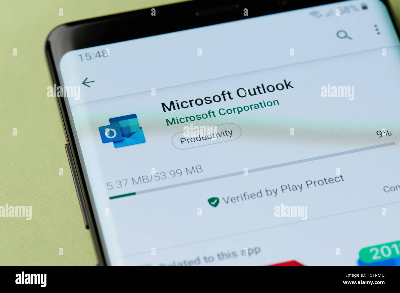 New York, USA - 22. April 2019: Die Installation von Microsoft Outlook App von Google Markt auf Smartphone Stockfoto