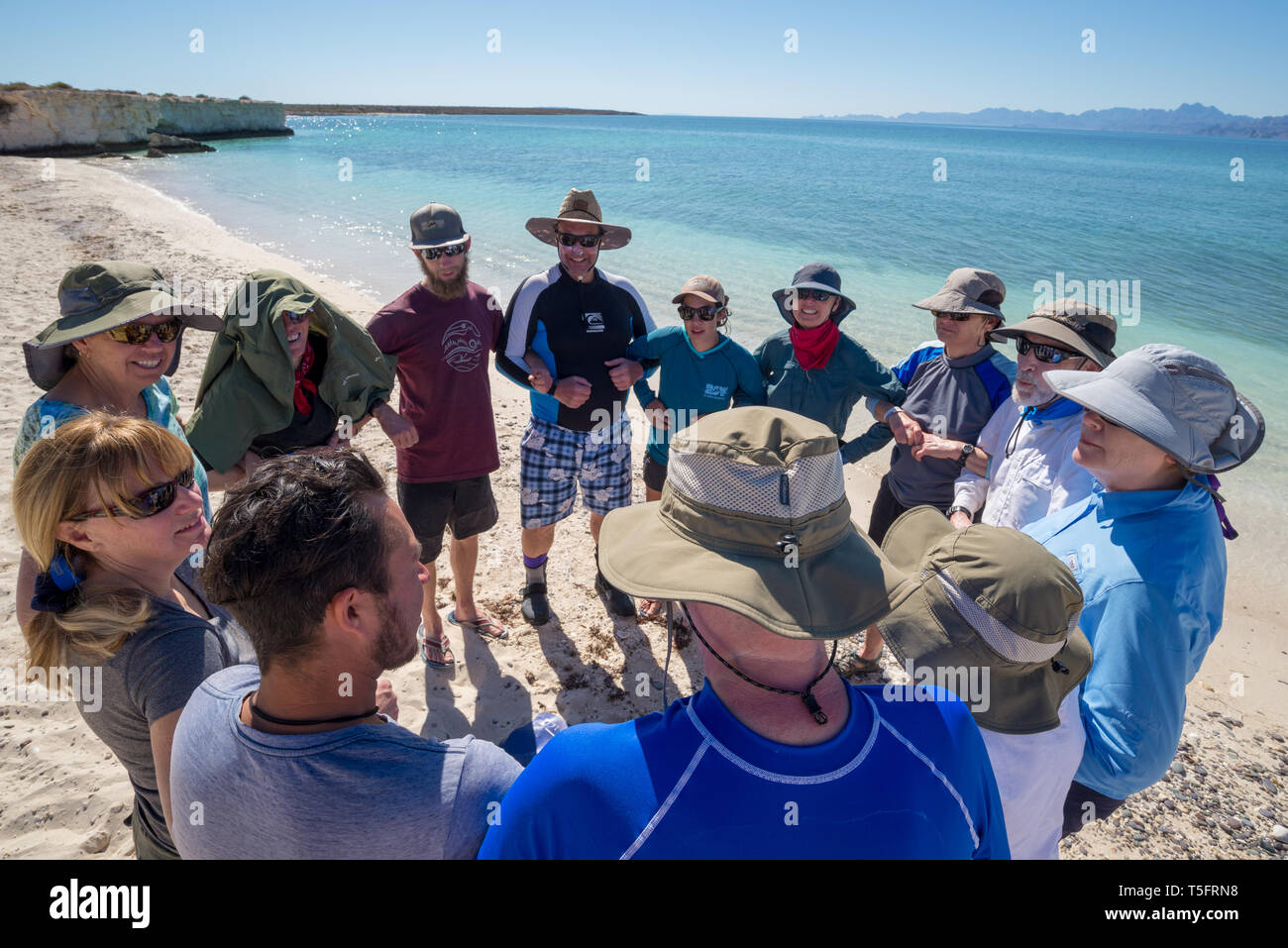 Sea Kayak Gruppe in einer Gruppe Kreis vor dem Paddeln in der Bucht von Loreto Nat. Park, Baja California Sur, Mexiko. Stockfoto