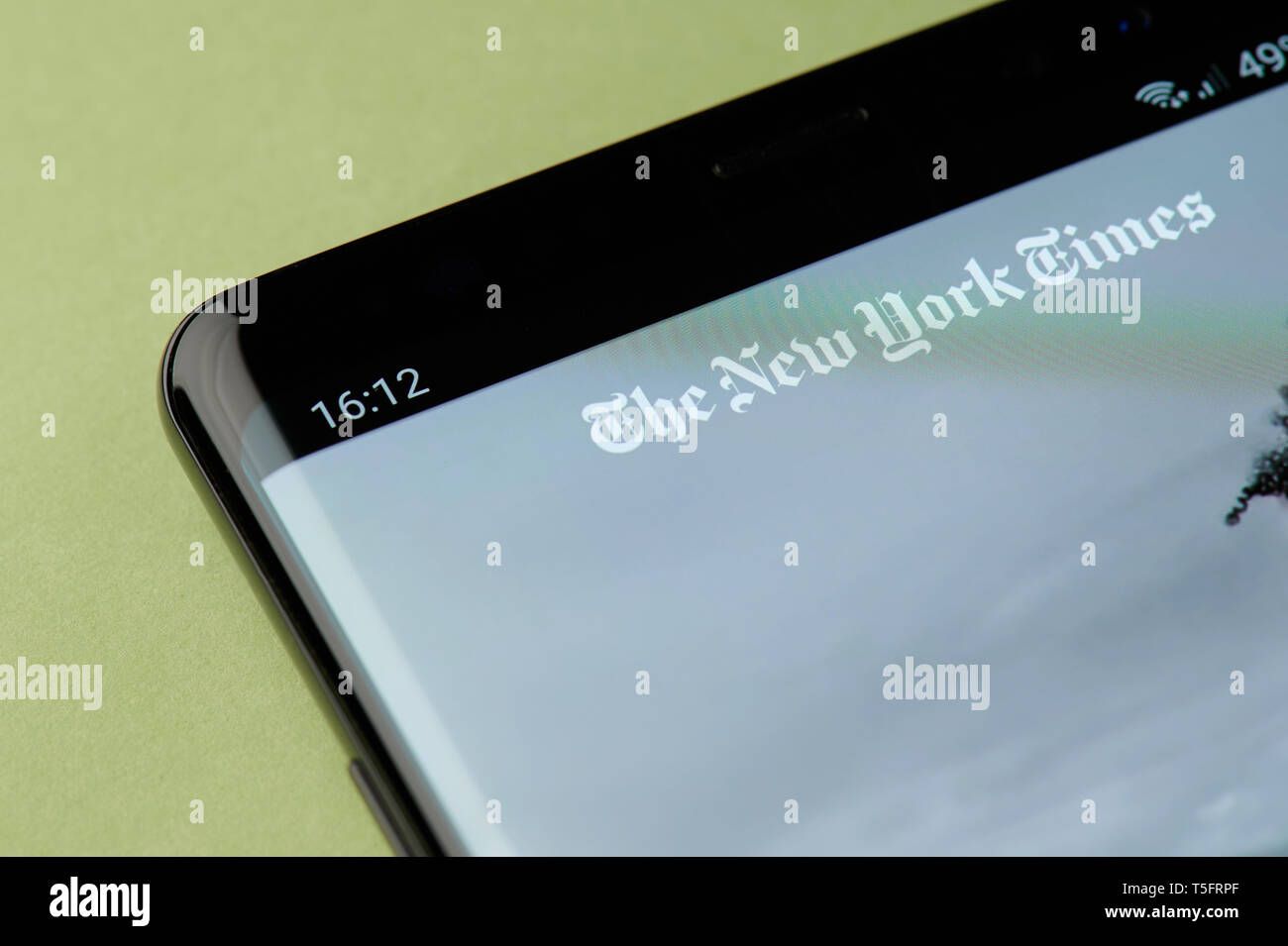 New York, USA - 22. April 2019: Mobile das New York Times Magazine Schnittstelle der Bildschirm des Smartphones Stockfoto