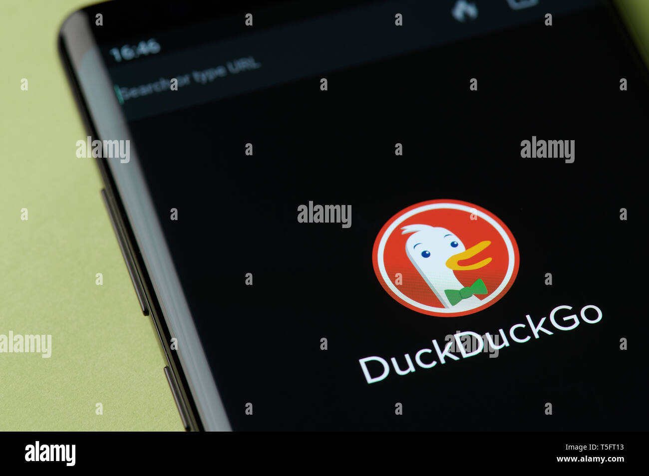 New York, USA - 22. April 2019: Duckduckgo internet Web-Browser-Schnittstelle der Bildschirm des Smartphones Stockfoto