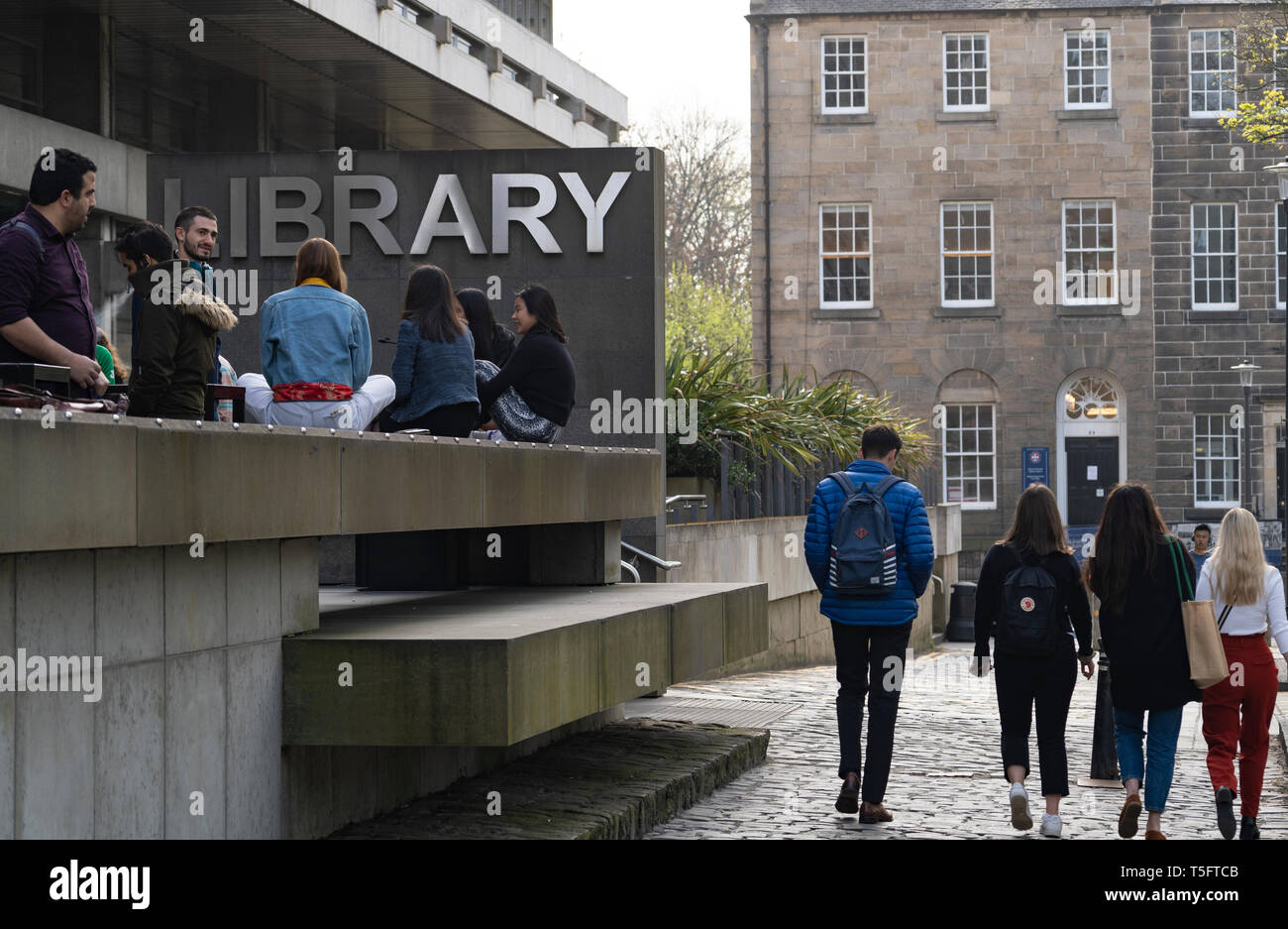 Studenten außerhalb der Bibliothek an der Universität von Edinburgh, Schottland, Großbritannien Stockfoto