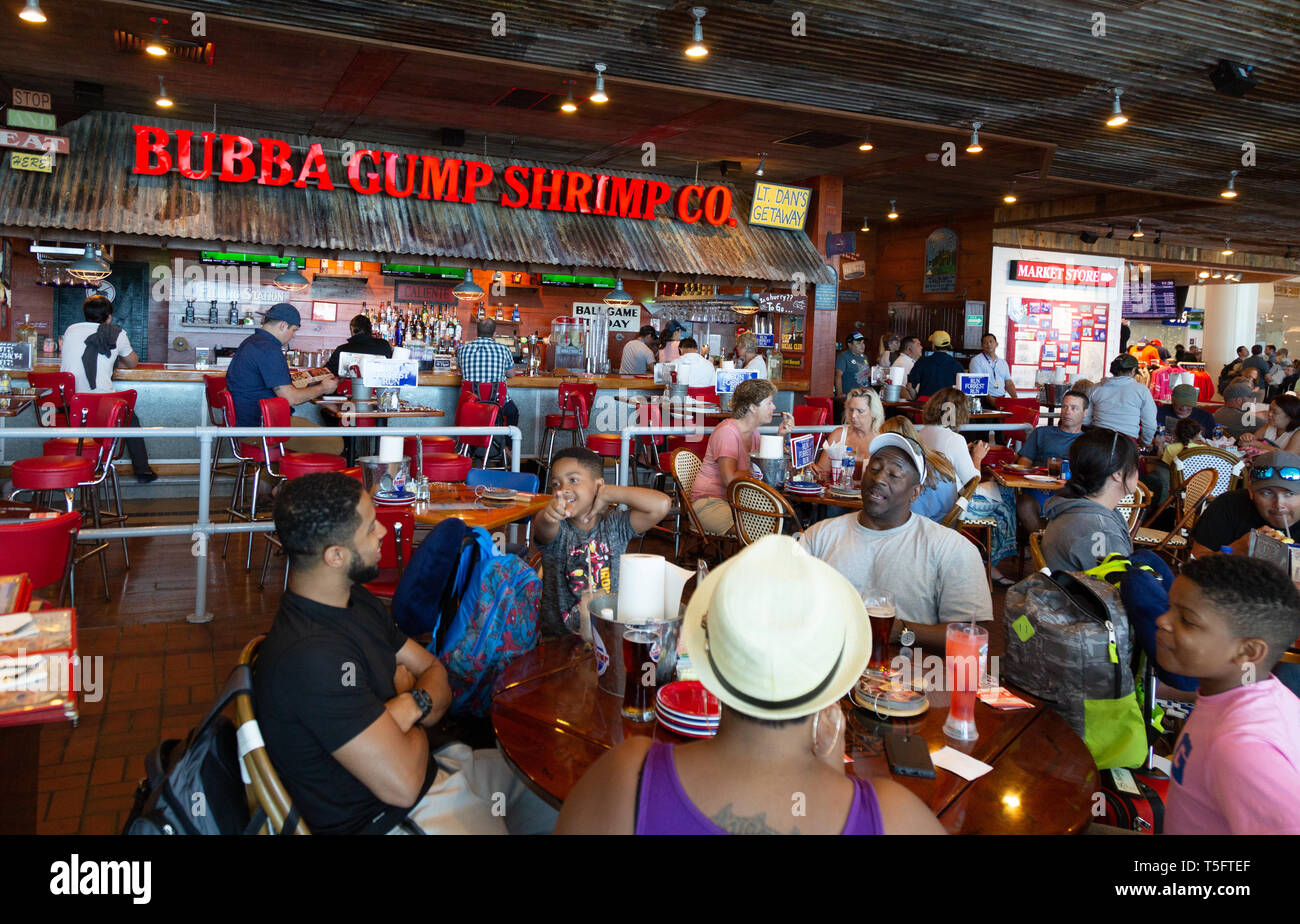 Menschen essen im Bubba Gump Shrimp Co Restaurant, Terminal 3, Flughafen Cancun Mexiko Stockfoto