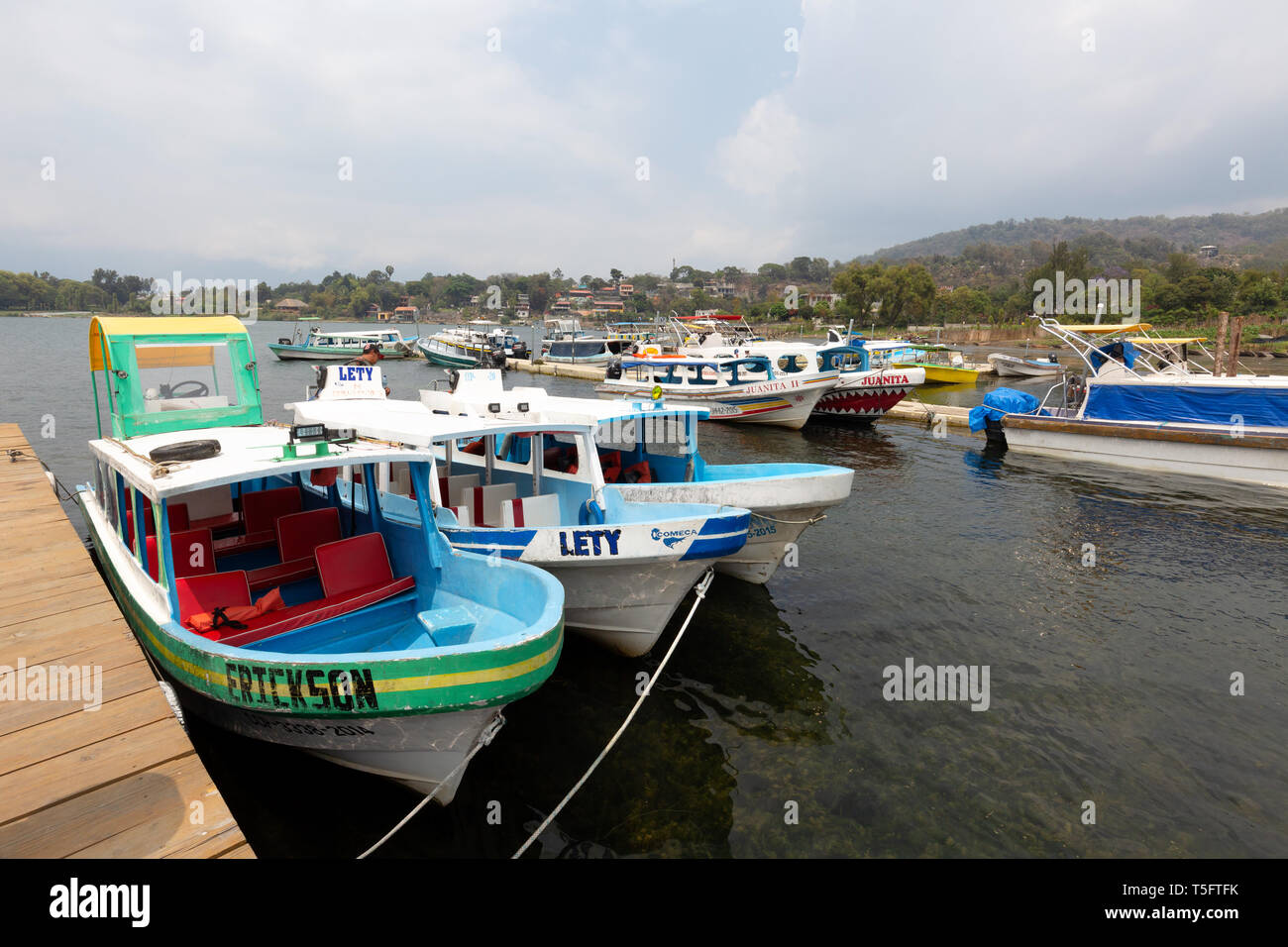 - Atitlan See, Guatemala, bunte Boote im Hafen für den Transport, Santiago Atitlan, Guatemala Mittelamerika Stockfoto