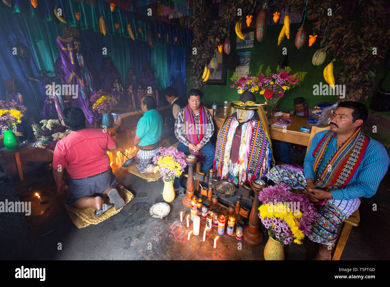 Lokale maya Menschen und das Idol von maximon oder San Simon, ein traditionelles Maya Gottheit oder folk Saint, Maya Kultur, Santiago Atitlan Guatemala Stockfoto Lokale maya Menschen und das Idol von maximon oder San Simon, ein traditionelles Maya Gottheit oder folk Saint, Maya Kultur, Santiago Atitlan Guatemala Stockfoto