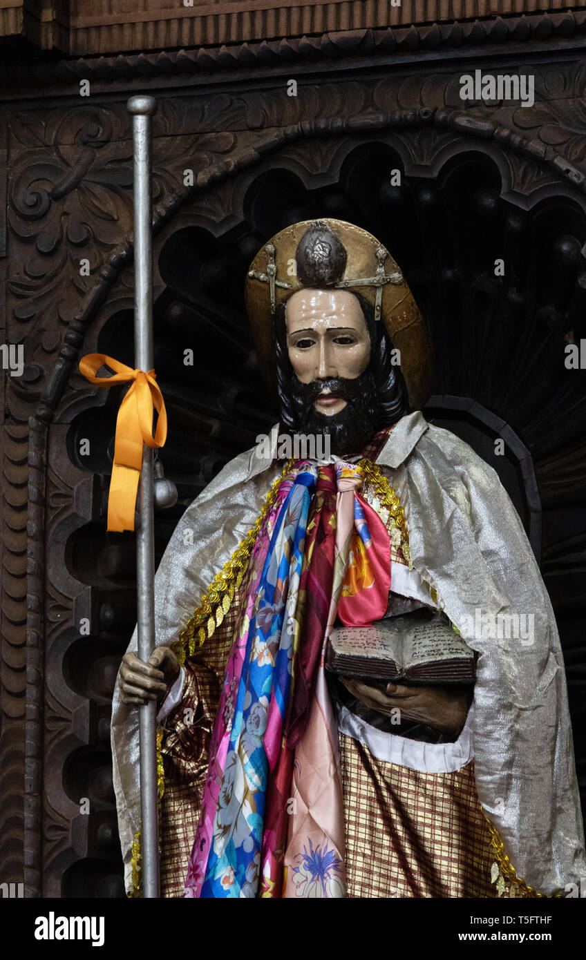 Holz- religiöse Figuren bemalt und in St. Jakobus der Apostel Kirche, Stadt Santiago Atitlan, Guatemala, Mittelamerika kostümierten Stockfoto