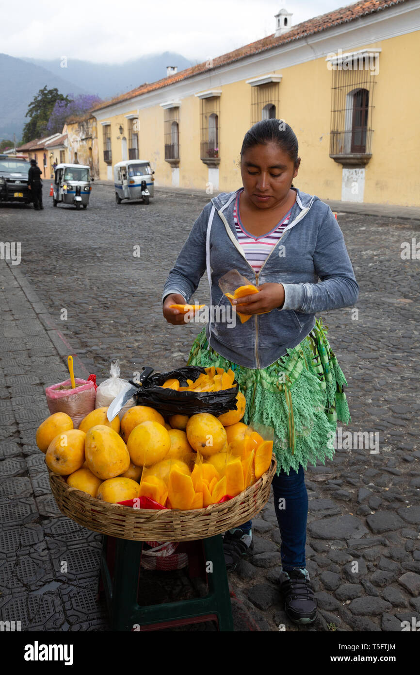 Guatemala Lateinamerika - einem guatemaltekischen Frau verkaufen Obst von einer Straße ausgeht, Antigua, Guatemala Mittelamerika Stockfoto