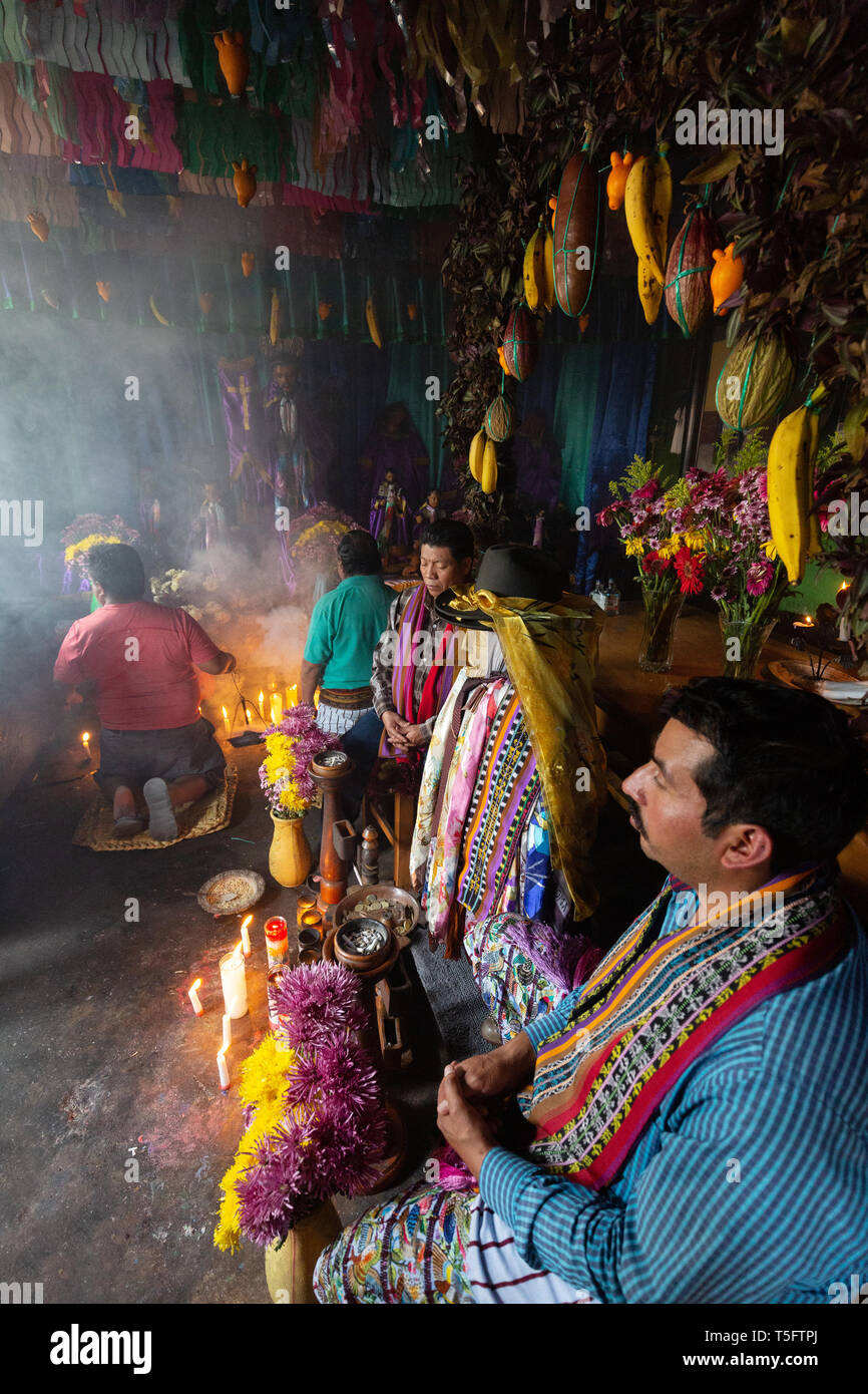 Lokale maya Menschen verehren das Bild von maximon oder San Simon, ein traditionelles Maya Gottheit oder folk Saint, Santiago Atitlan Guatemala Mittelamerika Stockfoto