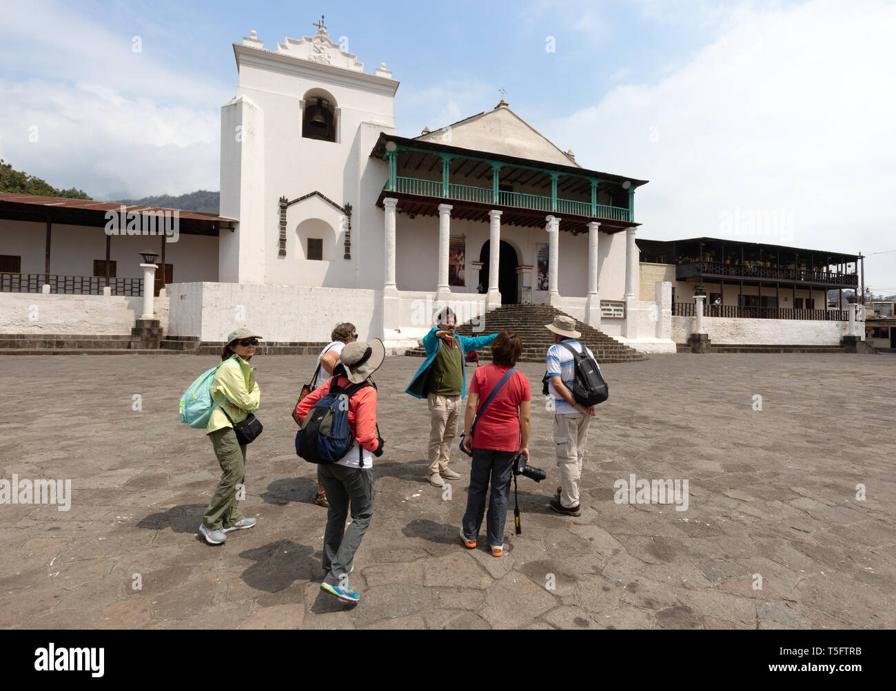 Touristen auf eine geführte Tour, der Hl. Jakobus der Apostel Kirche, Santiago Atitlan, Guatemala, Mittelamerika Stockfoto