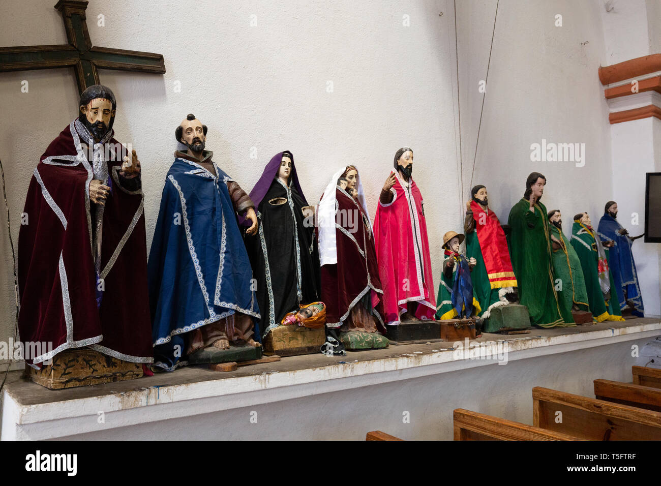 Holz- religiöse Figuren bemalt und in St. Jakobus der Apostel Kirche, Stadt Santiago Atitlan, Guatemala, Mittelamerika kostümierten Stockfoto