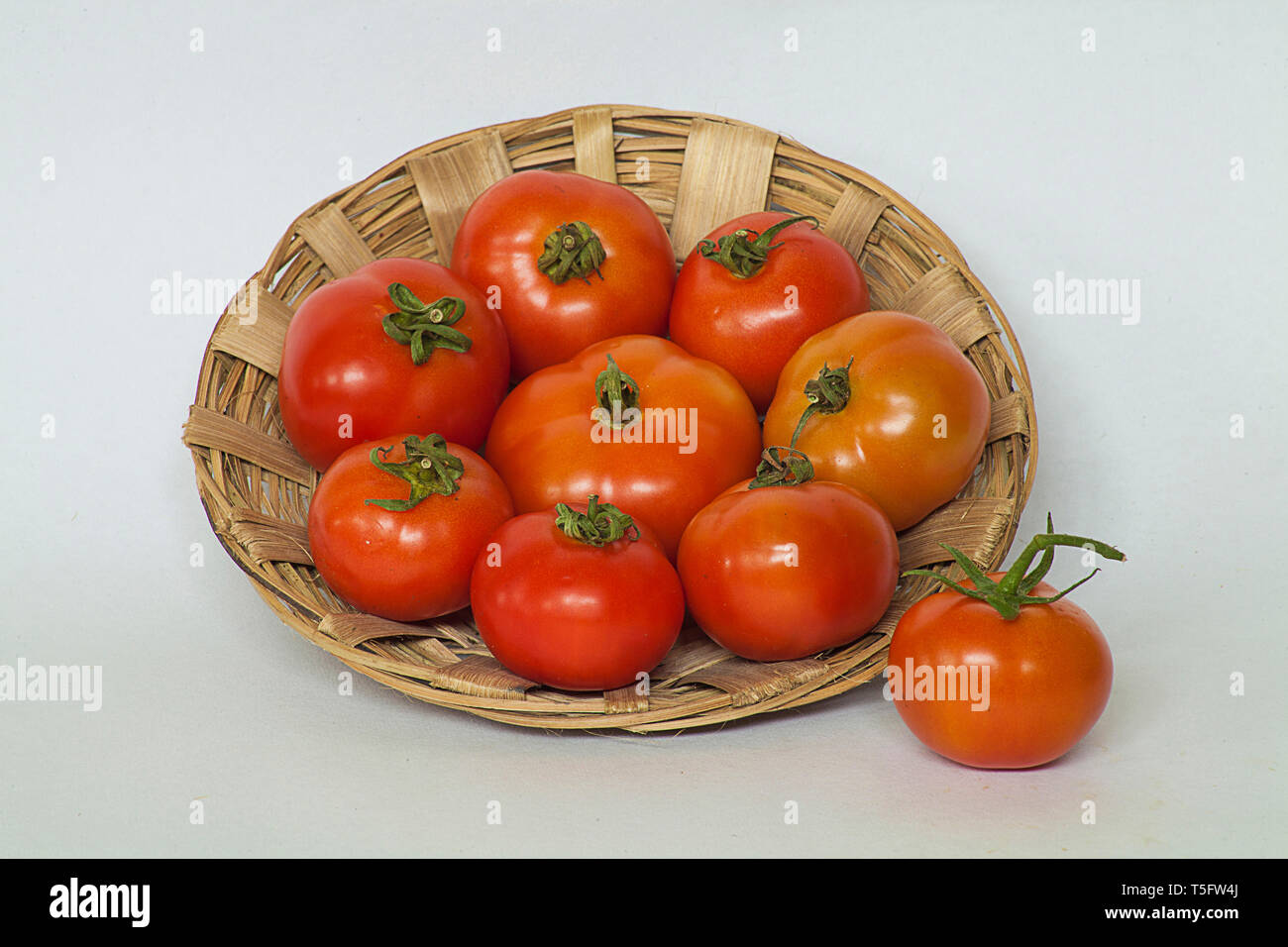 Tomaten in Rohrzucker Warenkorb, Visakhapatnam, Andhra Pradesh, Indien, Asien Stockfoto