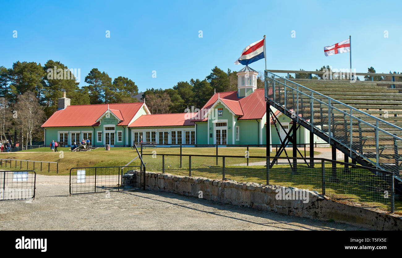 BRAEMAR ABERDEENSHIRE SCOTLAND THE DUKE OF ROTHESAY HIGHLAND GAMES PAVILLON MENSCHEN AUSSERHALB DER RESTAURANT Stockfoto