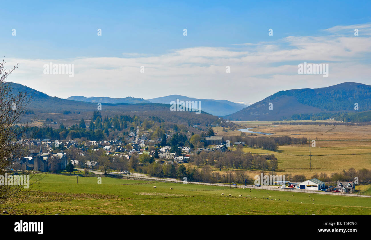 BRAEMAR ABERDEENSHIRE SCHOTTLAND DER STADT MIT BLICK AUF DEN SCHNEE auf die Cairngorm Mountains Stockfoto