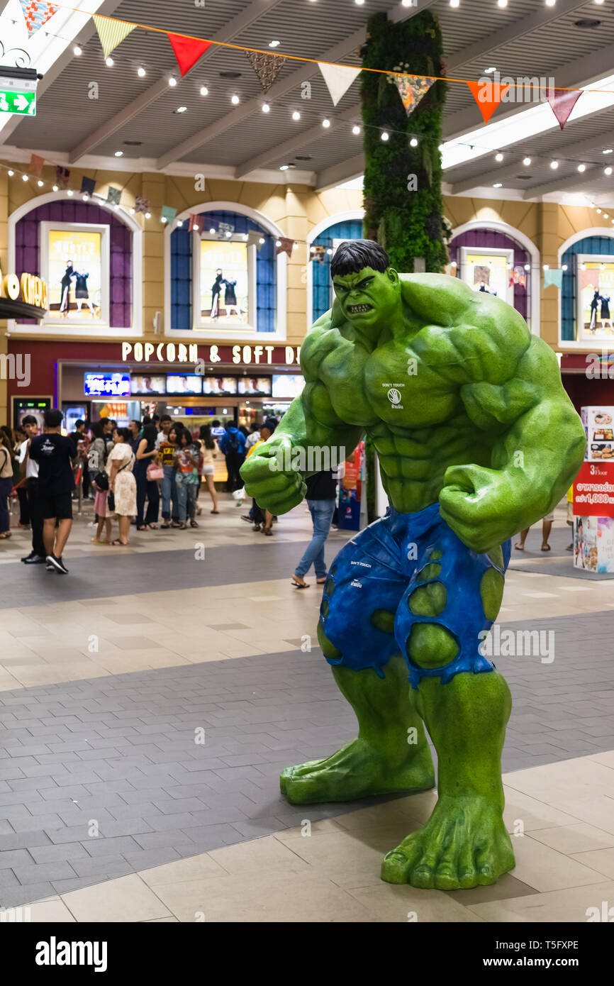 Bangkok, Thailand - 24.April 2019: Avengers 4 Endgame Charakter Modell Hulk vor dem Theater mit Menschen Schlange Tickets im Kino zu se zu kaufen Stockfoto