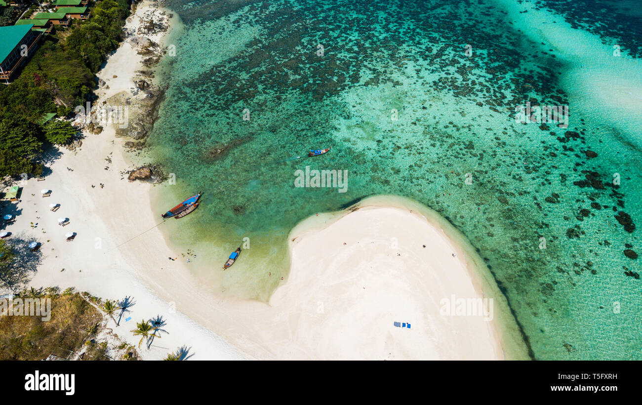 Blick von oben auf die Sunrise Beach auf Koh Lipe Insel in Satun, Thailand Stockfoto