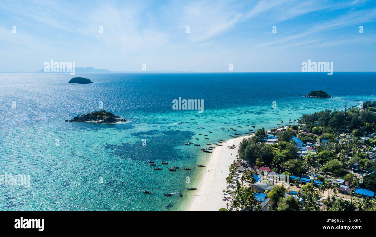 Koh Lipe, tropischen Strand in Thailand. Sunrise Beach am Morgen Luftaufnahme Stockfoto