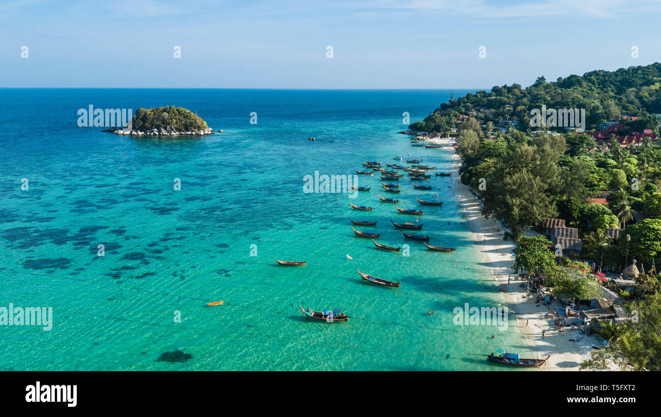 Koh Lipe, tropischen Strand in Thailand. Sunrise Beach am Morgen Luftaufnahme Stockfoto