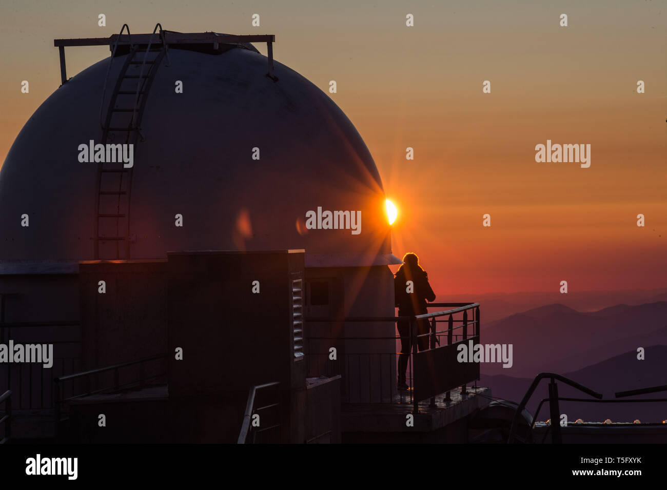 LA MONGIE, Frankreich - 19. März: eine Frau, die Bilder von den Bergen aus ein astronomisches Observatorium bei einem Sonnenaufgang, Royal, La Mongie, Frankreich Stockfoto