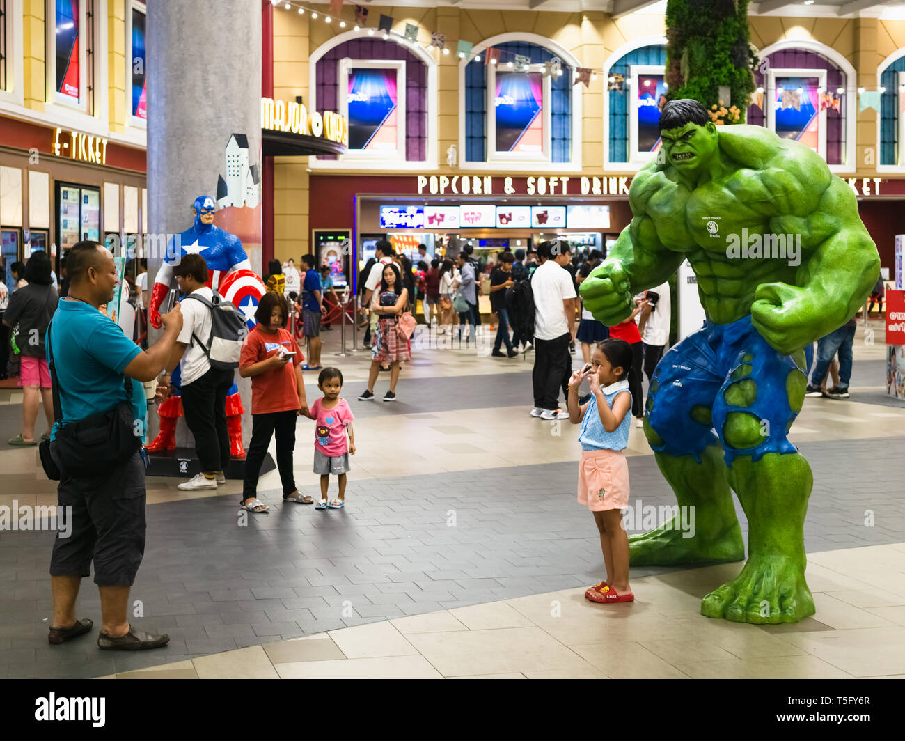 Bangkok, Thailand - 24.April 2019: unbekannter Mann ein Foto seines Kindes mit dem Hulk Modell während Avengers 4 Endgame übersicht in den Filmen. Stockfoto