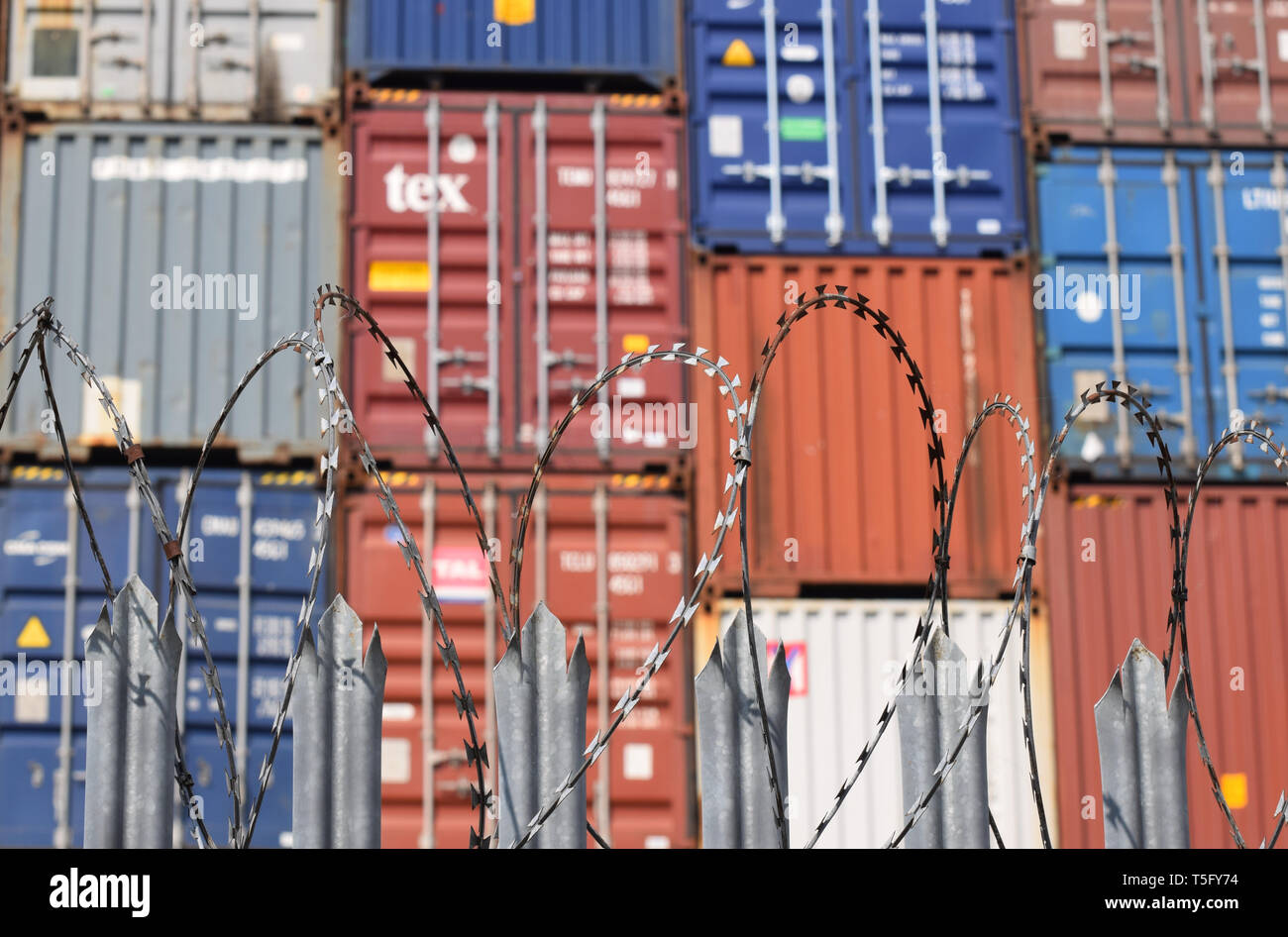Fracht Container hinter Stacheldraht, einem der verkehrsreichsten kommerziellen Häfen des Vereinigten Königreichs. Ein gutes Bild für die handelshemmnisse oder harte Grenze Stockfoto