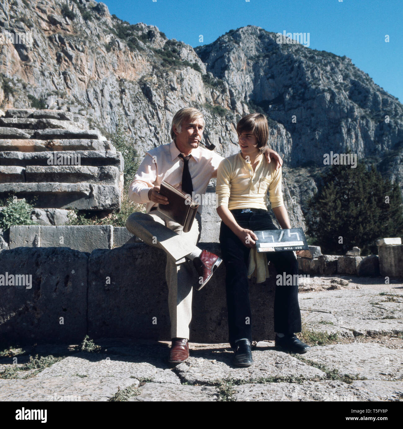 Joachim Fuchsberger und sein Sohn Thomas schulmeisterschaft sich zusammen Drehbücher ein, Panorama 1970er. Joachim Fuchsberger und sein Sohn Thomas Blick auf Skripten zusammen, Griechenland der 70er Jahre. Stockfoto