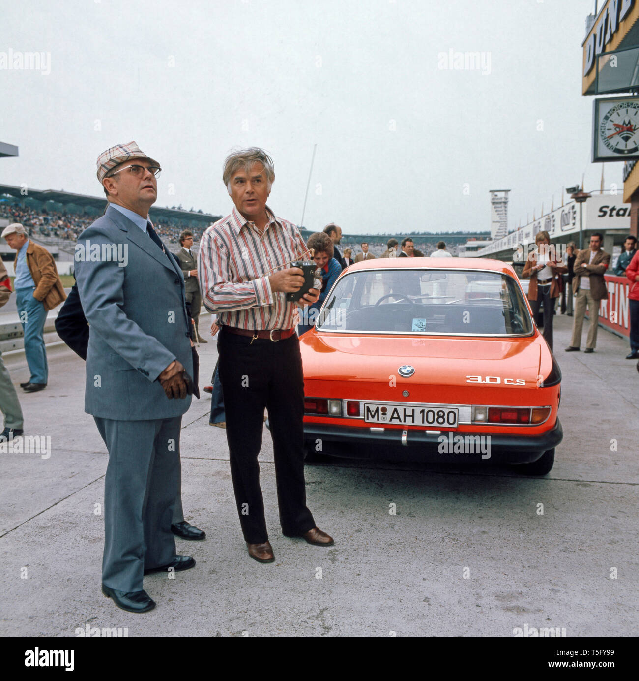 Joachim Fuchsberger mit Funkvernetzbarer am Rand des Hockenheimrings, Deutschland 1970er. Joachim Fuchsberger mit einer Fernbedienung am Rande der Hockenheimring, Deutschland 1970 s Stockfoto