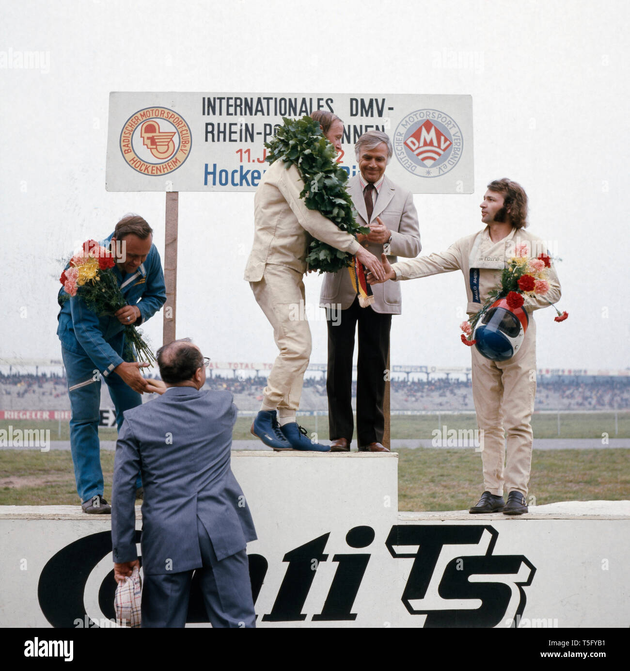 Joachim Fuchsberger gratuliert den Gewinnern des Rennens auf dem Hockenheimring, Ca. 1970er. Joachim Fuchsberger gratuliert den Gewinnern eines Rennens auf dem Hockenheimring, Ca. 1970 s Stockfoto