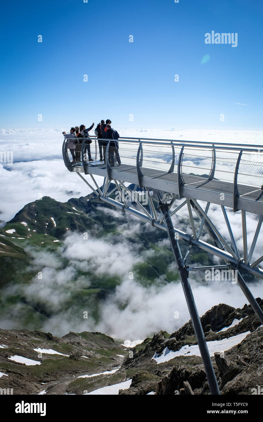 LA MONGIE, Frankreich - Juli 06: Touristen an der Blickrichtung vom Ponton dans le ciel des Pic du Midi Sternwarte, Royal, La Mongie, Frankreich Stockfoto