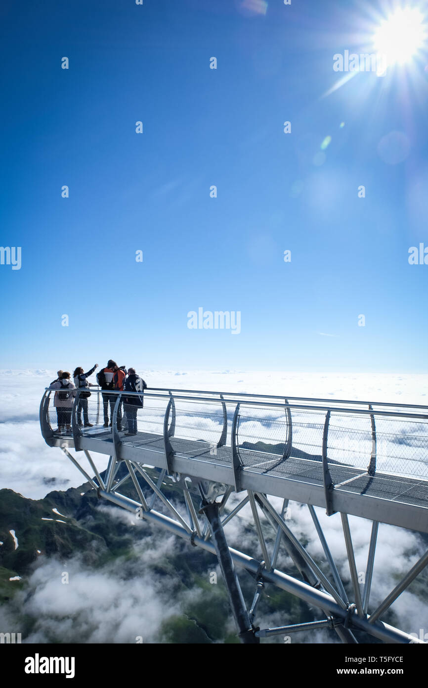 LA MONGIE, Frankreich - Juli 06: Touristen an der Blickrichtung vom Ponton dans le ciel des Pic du Midi Sternwarte, Royal, La Mongie, Frankreich Stockfoto