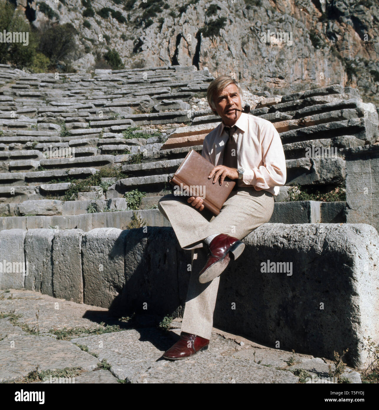 Joachim Fuchsberger liegst ein Skript in einem altertümlichen Theater Ca. 1970er. Joachim Fuchsberger liest ein Script in einem antiken Theater circa 1970 s Stockfoto