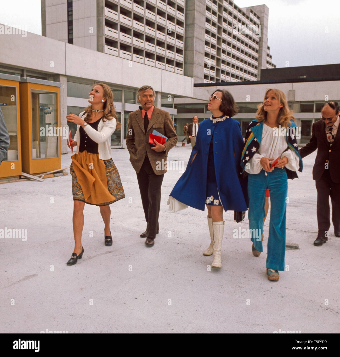 Joachim Fuchsberger geht rauchend über eine Baustelle, Ca. 1970er. Joachim Fuchsberger geht das Rauchen in einer Baustelle, Ca. 1970 s Stockfoto