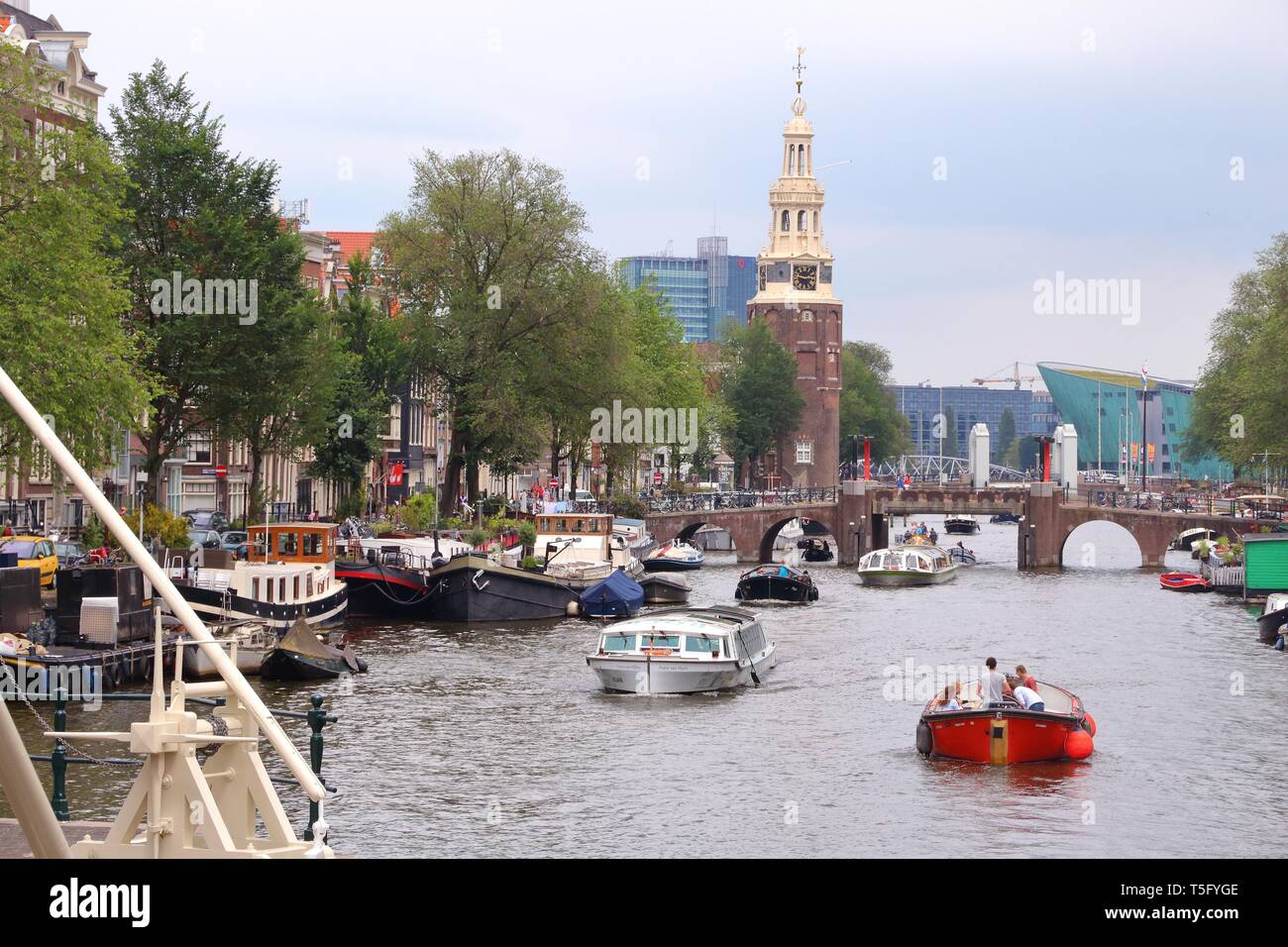 AMSTERDAM, NIEDERLANDE, 8. Juli 2017: Boote auf Oudeschans Gracht in Amsterdam, Niederlande. Amsterdam ist die Hauptstadt der Niederlande. Stockfoto
